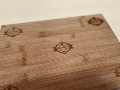 Holzbrett mit markanten Gravuren und einem hellen, natürlichen Finish.